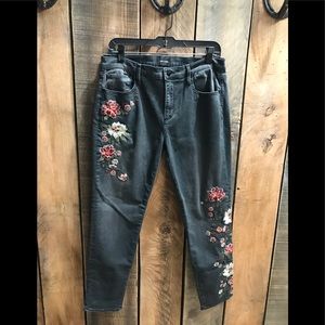 Driftwood beautiful floral embroidered jean size 31 W, 28 L, 12” rise